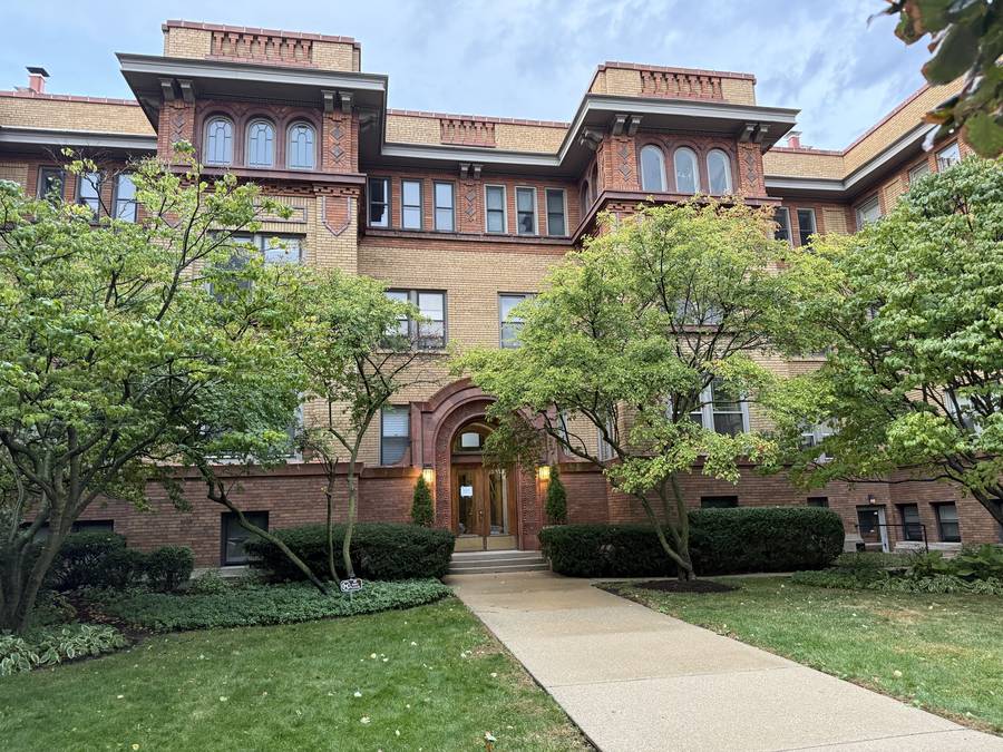 Historic Chicago apartment building with mature trees